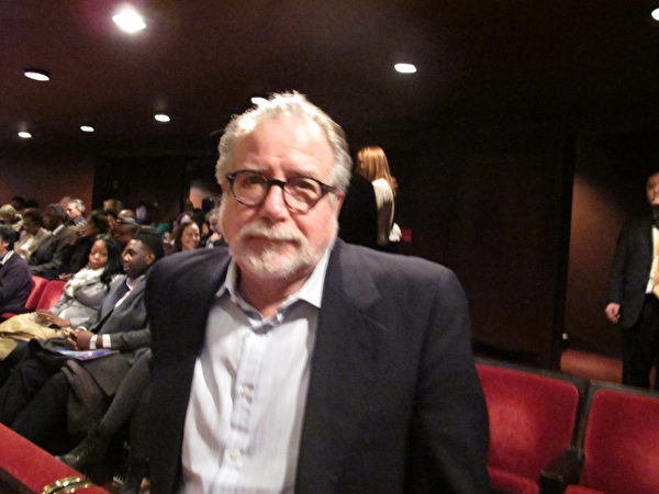 2014年1月18日晚，纽约公共电视台资深节目制作人Bob Morris于纽约林肯中心大卫‧寇克（David H. Koch）剧院观赏神韵晚会。（潘美玲/大纪元） 