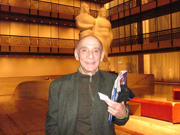 资深电影评论Don Levit博士于2014年1月18日晚在纽约林肯中心大卫‧寇克（David H. Koch）剧院观赏神韵晚会。（唐超/大纪元）