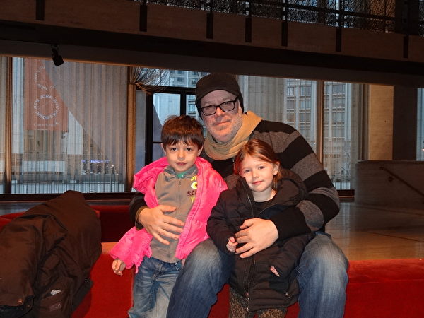 2014年1月18日下午，作家、电影制作人和导演Yaron Zilberman于纽约林肯中心大卫‧寇克（David H. Koch）剧院观赏神韵晚会。（姬承羲/大纪元） 