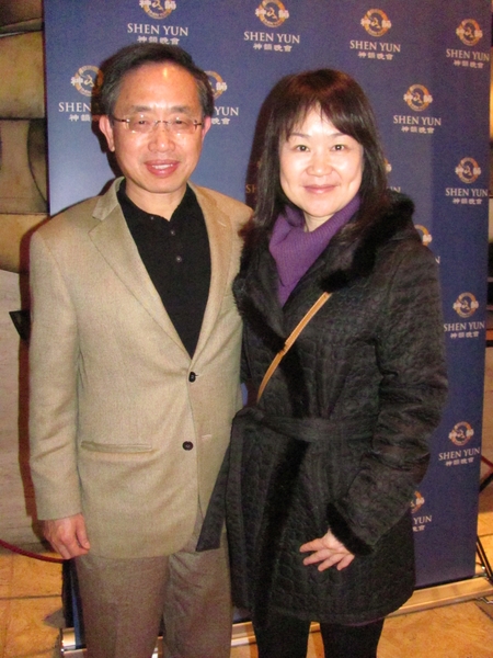 台湾驻美投资贸易服务处主任陈宽享先生和夫人观看了2014年1月19日神韵纽约艺术团在林肯中心的演出。（唐超／大纪元）