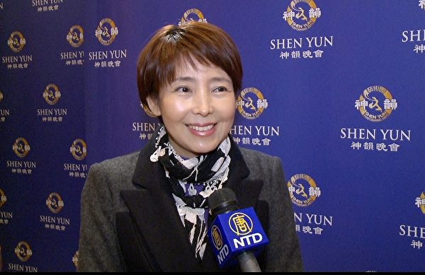 2014年1月19日，新泽西韩国美容协会主席Sandreaha Moon在纽约林肯中心欣赏神韵晚会。（大纪元图片）