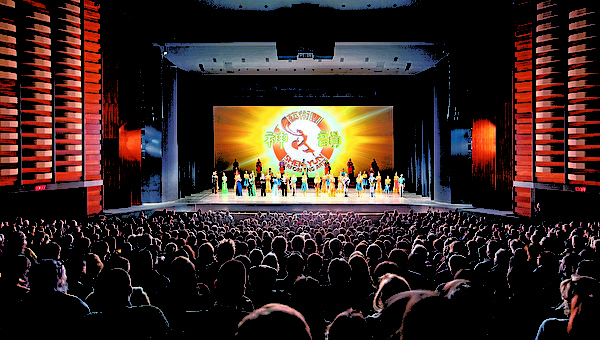 神韵世界艺术团在多伦多著名的索尼表演艺术中心的首场演出赢得了观众的喝彩和掌声不断。图为23日晚演出结束谢幕场面。（艾文/大纪元）