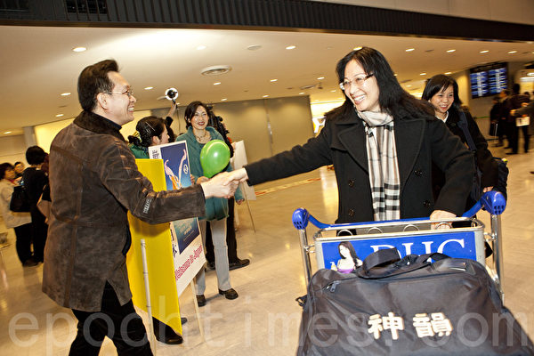 神韻著名女高音歌唱家姜敏再次隨團來到日本，在機場受到粉絲的歡迎。（余鋼/大紀元）