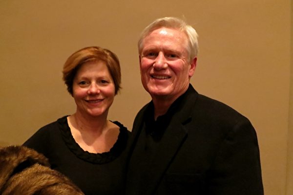 2014年1月28日晚，退休法官 Steve Hayden和夫人觀看了在美國印第安納州埃文斯維爾市艾肯劇院的首場神韻演出。Hayden先生讚歎：神韻打開了不同的視角。（唐明鏡/大紀元）