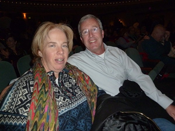 美国银行全球反欺诈部资深副总裁Donna Turner与先生Ed Turner观看了1月29日晚的演出。他们表示，神韵非常美，令人着迷。（谢漫雪/大纪元）