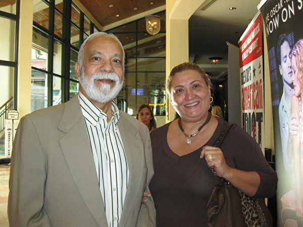 Aui Braganca先生是美國前駐巴西大使，他和妻子Dora一起來觀看了2月1日下午場的神韻演出。（王艾蘭／大紀元）