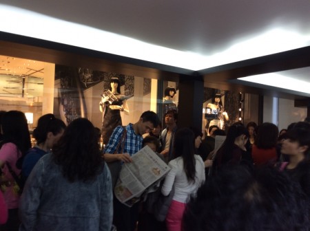 中国新年期间，大批大陆游客挤爆香港。他们街头巷尾拿大纪元阅读，成为香港一大特殊景象。（大纪元图片）
