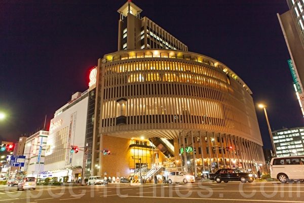 最為集中體現神戶文化特質的標誌性建築「神戶國際會館」。（余鋼／大紀元）