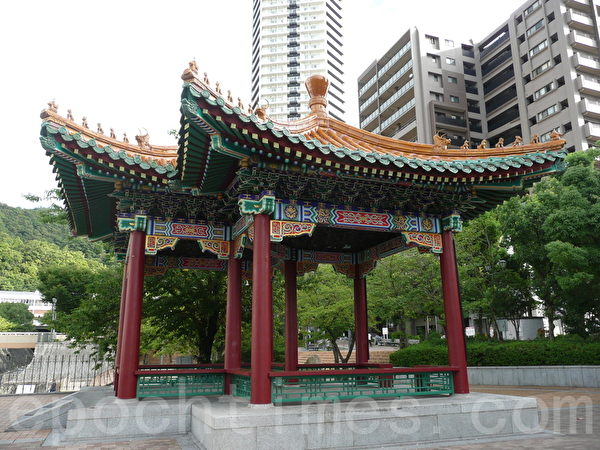 公園裡的中國式亭台連翼亭。（張本真／大紀元）