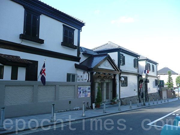 在神戶港往六甲山一點的地方還保留了不少西洋人的遺蹟，當地人稱異人館。這一帶的建築物仍舊相當歐式，而且商店也以歐美款式和品牌為主。（張本真／大紀元）
