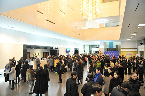 2014年2月9日，神韻國際藝術團在韓國水原市的第二場演出，滿場觀眾等待入場觀賞。（鄭仁權／大紀元）