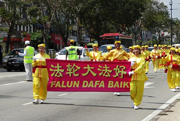 2月16日，法轮功学员首次来到彭亨州首府——关丹举行新年游行，弘扬华人传统文化。图为腰鼓队顶着烈日走在关丹市区主要街道上。（徐长乐/大纪元）