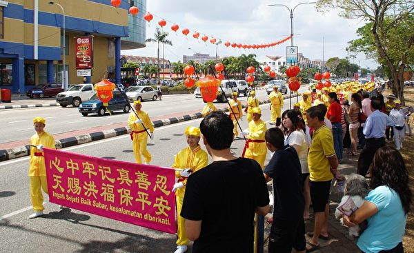 2月16日，法轮功学员首次来到彭亨州首府——关丹举行新年游行，弘扬华人传统文化，引起民众关注。（滕飞/大纪元）