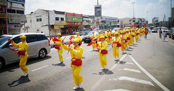 2月16日，法轮功学员首次来到彭亨州首府——关丹举行新年游行，弘扬华人传统文化。图为腰鼓队顶着烈日走在关丹市区主要街道上。（滕飞/大纪元）