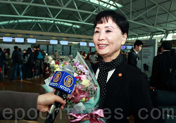 神韵国际艺术团团长在机场接受媒体采访时说，这次来韩国，觉得特别好。特别是大陆观众组团看演出，令人感动。（全宇/大纪元）