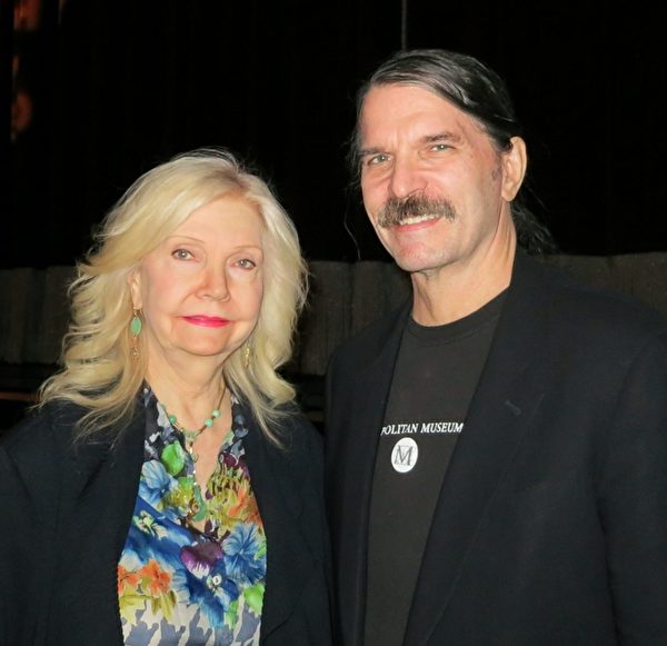 知名艺术家Randy Soard先生和Cindy Doumani女士是神韵的忠实粉丝。（吕如松/大纪元）