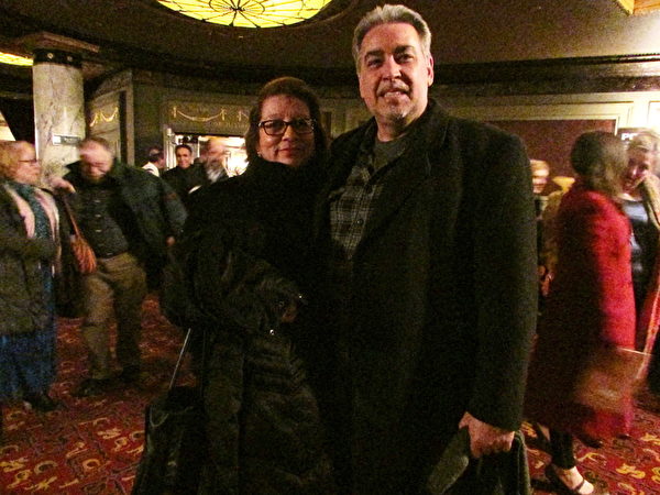 2014年3月8日，CTI退休總裁兼首席執行官董事羅伯特.伯曼（Robert Berman）和妻子菲利斯. 伯曼（Phyllis Berman）在康州帕雷斯劇院（Palace Theater）觀看完神韻演出。(任倩雪/大紀元）
