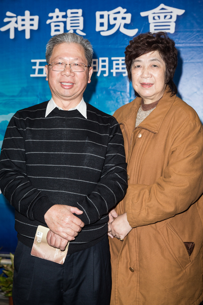 大裕機械工程股份有限公司總經理蘇日春（左）與妻子。（陳柏州／大紀元）