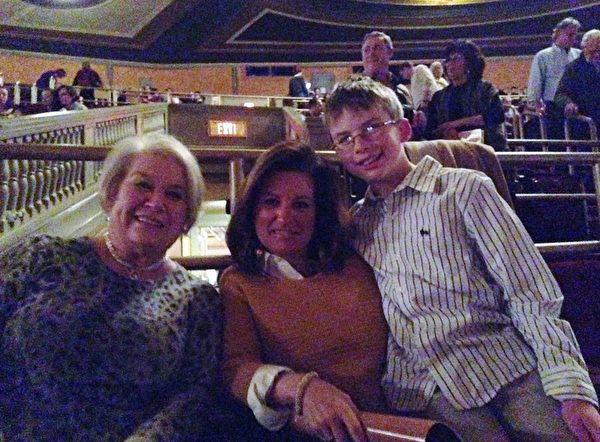 史丹利百得公司（Stanley Black & Decker）副總裁 切尼歌莉婭女士（Kristina Cerniglia）與自己的丈夫、母親和兩個孩子一同觀看2014年3月7日晚的神韻演出。（方若初/大紀元）