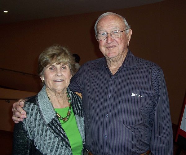 美国陆军退休将军Jim Lewis和太太Judy Lewis对神韵百分之百地喜欢。（周容/大纪元）