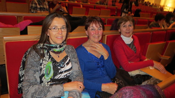 同是现代舞蹈演员和教师的Ninon Amedro 和 Sylvi母女、姥姥一同前来观看神韵演出（德龙/大纪元）
