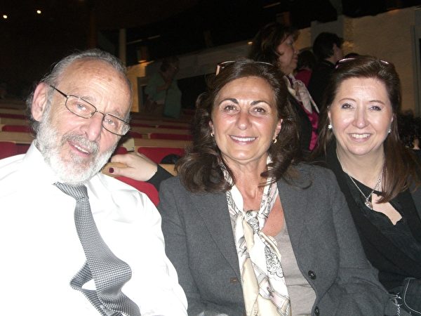 2014年3月13日汽车制造业老板Claude Nahum和太太Sylvie Nahum和朋友Sylviane一起来观赏美国神韵世界艺术团在日内瓦BFM剧院的第三场演出。（王泓/大纪元）