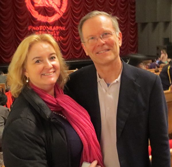 音乐家夫妇Paul Hess先生和太太Sophie Ellen Franck慕名前来日内瓦BFM剧院观看神韵演出。（德龙/大纪元）
