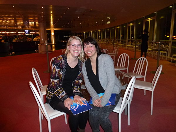 舞蹈评论家Pelupessy（右）和她的朋友，心理学家Nina Verstand观赏了神韵世界艺术团在阿姆斯特丹的首场演出。（林达/大纪元）