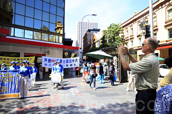 2014年3月22日星期六，在悉尼市中心乔治大街举办了悉尼声援1亿6千万中国人“三退”的集会活动，令在澳洲的民众感到震惊。（袁丽/大纪元）
