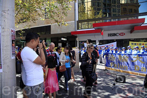 2014年3月22日星期六，在悉尼市中心乔治大街举办了悉尼声援1亿6千万中国人“三退”的集会活动，令在澳洲的民众感到震惊。图为了解真相的华人。（袁丽/大纪元）。