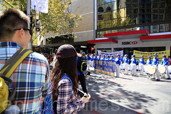 2014年3月22日星期六，在悉尼市中心乔治大街举办了悉尼声援1亿6千万中国人“三退”的集会活动，令在澳洲的民众感到震惊。图为了解真相的华人。（袁丽/大纪元）
