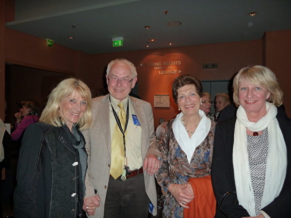 前美聲歌唱家Barbara Wendt（右二）、音樂學院鋼琴教師Birgit Mechsner、房地產老闆Harry Gerlach和其夫人觀賞了3月23日柏林首場神韻演出。（文婧/大紀元）