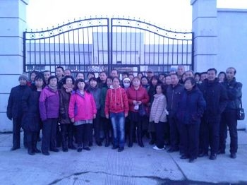 2014年3月20日，法輪功學員家屬和律師在青龍山洗腦班門口，抗議中共非法抓人。（明慧網）