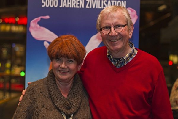 丹麥著名藝術贊助家和收藏家Boi Wynsch先生（右）與妻子一起特地從丹麥趕到柏林觀看了3月25日的神韻演出。（Christian Nilsson/大紀元）