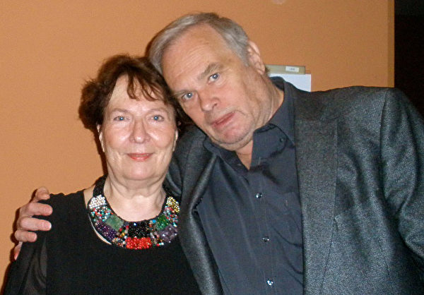 中國古代藝術品交易商Armin Wolter與太太觀看了神韻2014年3月26日在柏林的演出，他興奮地說：「這是金五星級的製作！」（余平/大紀元）