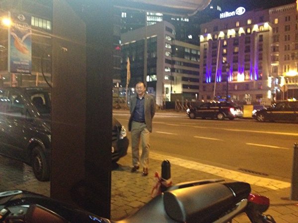 3月28日晚，大使館的車停在酒店門前，不少華人面孔的人走來走去，照片中的這位中年男子在到處打聽消息。他也是今年年初在歐洲議會神韻歡迎會上，自稱是來自「中共媒體」的人，在現場指揮其他幾個「中共媒體」人活動的頭目之一。（大紀元圖片）