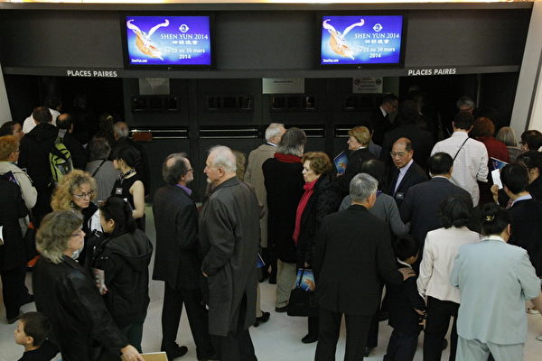 神韻世界藝術團2014年巡演在巴黎的第二場演出3月29日下午在巴黎國際會議中心舉行。觀眾如潮。圖為演出開始前，觀眾排起長龍，等待入場。（章樂/大紀元）
