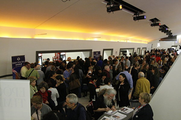 神韻世界藝術團2014年巡演在巴黎的第二場演出3月29日下午在巴黎國際會議中心舉行。觀眾如潮。圖為幕間休息。（章樂/大紀元）

