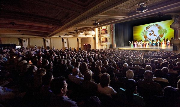 3月30日下午和晚间，美国神韵纽约艺术团2014年巡演在南加州度假胜地圣巴巴拉市格拉纳达剧院（Granada Theatre）的最后两场演出圆满落幕，继续了座无虚席一票难求的盛况。（季媛／大纪元）