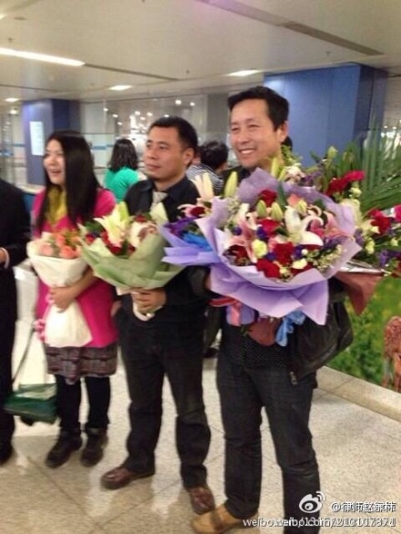 唐吉田、王成律师北京机场受到献花迎接。（知情人提供）