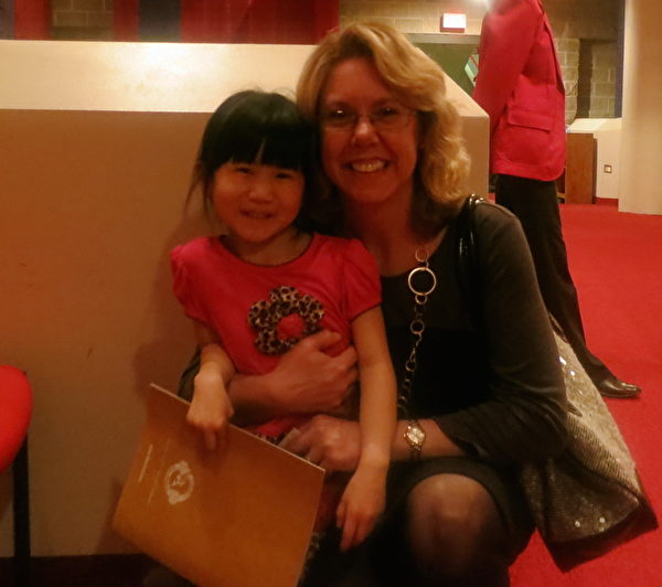 「全美保險金融顧問協會」 執行副總裁Sara Decatoire 攜帶女兒一同觀看了4月8日晚在春田市的神韻晚會。她讚嘆神韻給當地帶來多元文化。（唐明鏡／大紀元）                               