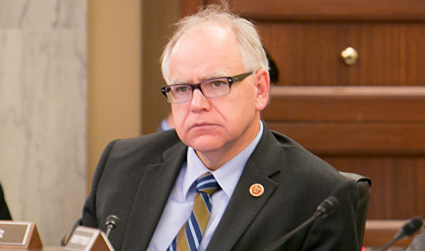 國會議員Tim Walz表示，支持建三江維權律師，支持眾議院281號議案，阻止中共活摘器官。（李莎／大紀元）