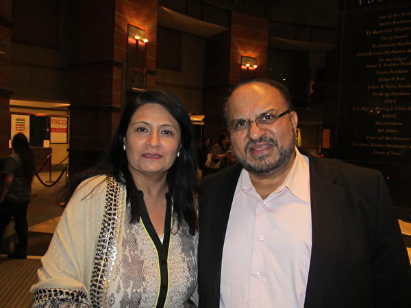 Radio Asia 電台總裁蘇瑞（Paul  Suri） 先生和他的太太Kammi於2014年4月11日在新澤西表演藝術中心（NJPAC）神韻晚會上。（衛泳/大紀元）