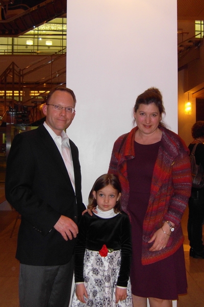 Whyte Hirschboeck Dudek S.C.律師行的股東Dan McGarry先生帶著妻子和女兒一起觀看了神韻巡迴藝術團2014年4月11日晚在麥迪遜市的演出。他們都被神韻的舞蹈深深的吸引。（陳曉／大紀元）
