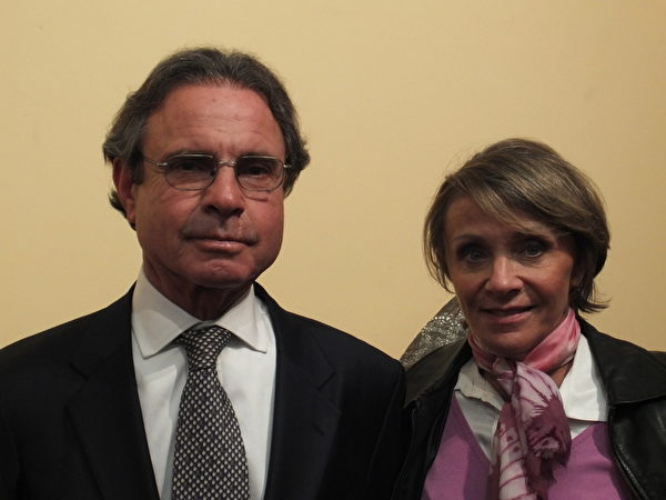 巴西駐紐大使Eduardo Gradilone及夫人Diva Gardilone觀看了神韻。 Eduardo表示：「我喜歡大屏幕與舞台相結合的方式。」 （邵麗/大紀元）