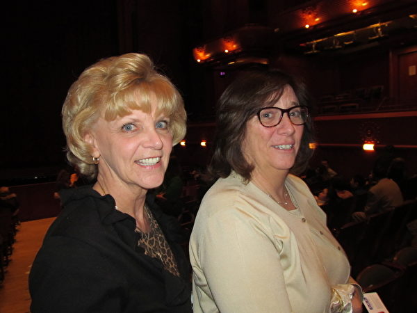 新泽西州艺术委员会主席Elizebeth Mattson （右）和她的朋友Susan Horn（左）在2014年4月12日新泽西神韵晚会。（卫泳/大纪元）