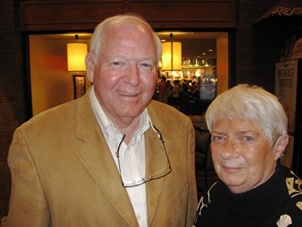 伊州Decatur市最熱門的電台主持人Orv Graham和太太Donna觀看了2014年4月13日在伊州諾默市佈雷登劇院的神韻晚會，盛讚神韻「是視覺奇觀」。（Cat Rooney／大紀元）