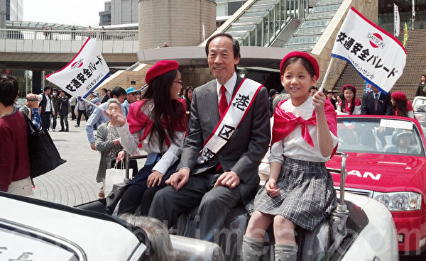 经典车盛装游行出发。港区武井雅昭区长与小学生一起乘坐敞篷车。（张本真/大纪元）
