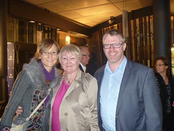 舞蹈秀制作人Diane Heaton女士（中）、Graham Munro是悉尼一摩托车商行的商务经理（右）与妻子Catherin Munro（左）。（史迪/大纪元）