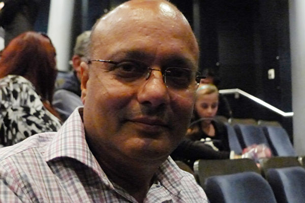 Maluxme Capital公司董事長Anurag Thgakral在觀看了神韻國際藝術團在悉尼的最後一場演出後讚歎不已（袁麗/大紀元）